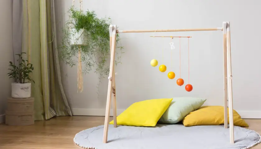 Jak zrobić stojak edukacyjny? Bezpieczny DIY baby gym dla dziecka