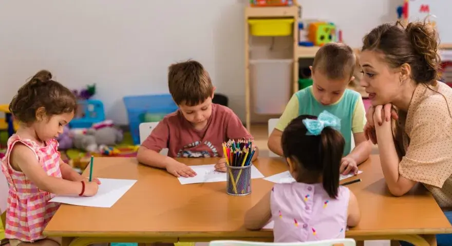 Czy nauczyciel może krzyczeć na ucznia? Poznaj prawa i reaguj!