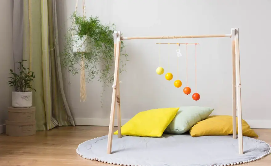 Jak zrobić stojak edukacyjny? Bezpieczny DIY baby gym dla dziecka