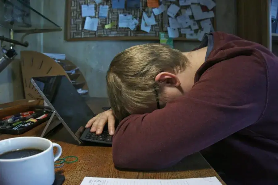osoba zamyślona frustracja psychologia