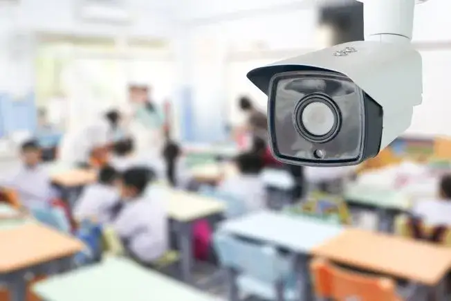 monitoring wizyjny w szkole, kamera CCTV w szkole, telefon nauczyciela nagrywa