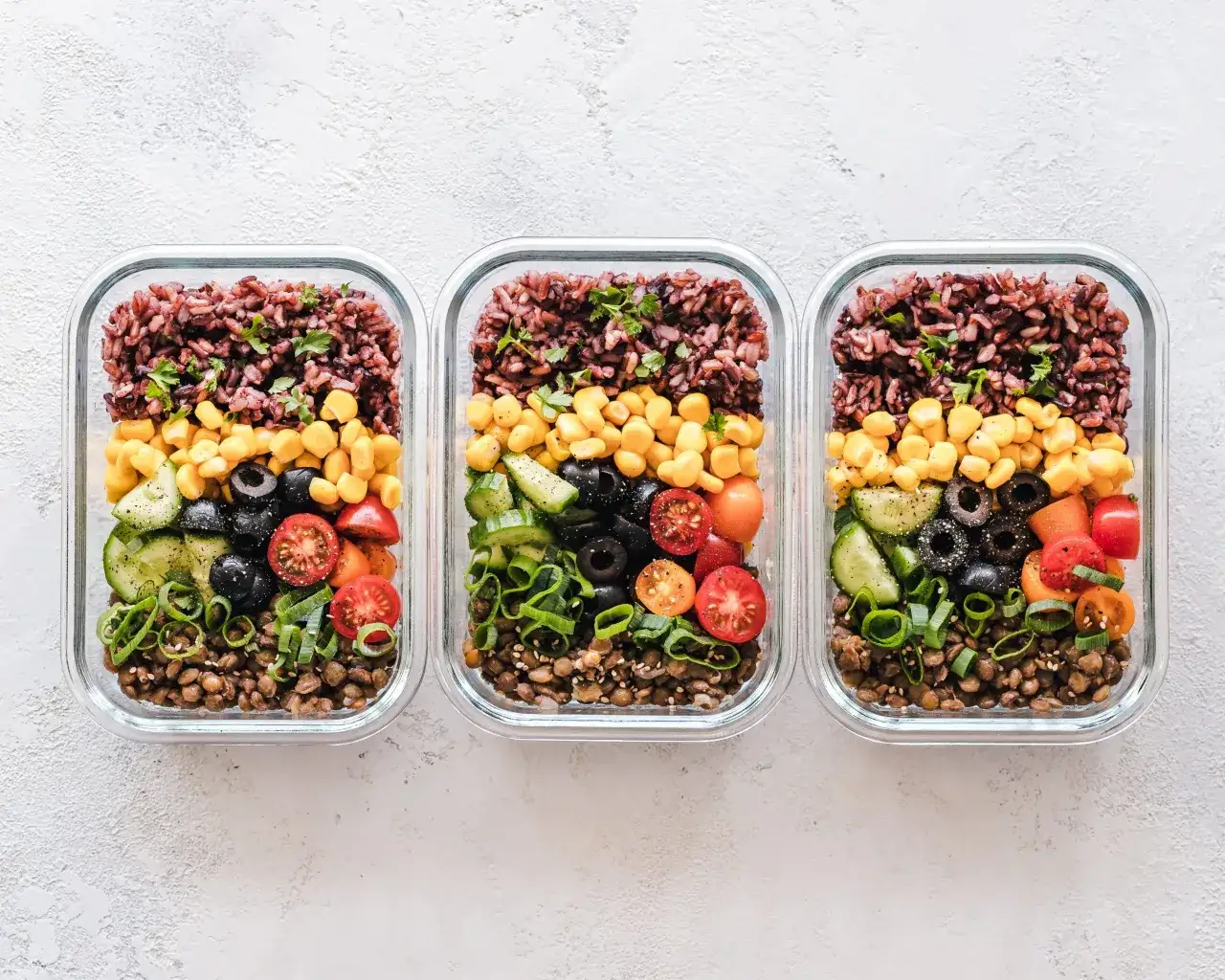 Osoba przygotowująca zdrowe posiłki (meal prep) lub planująca tygodniowy jadłospis