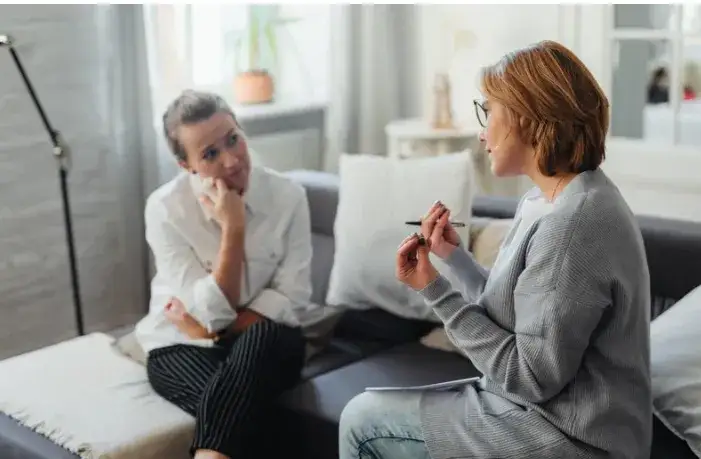 osoba rozmawiająca z terapeutą, wsparcie psychologiczne