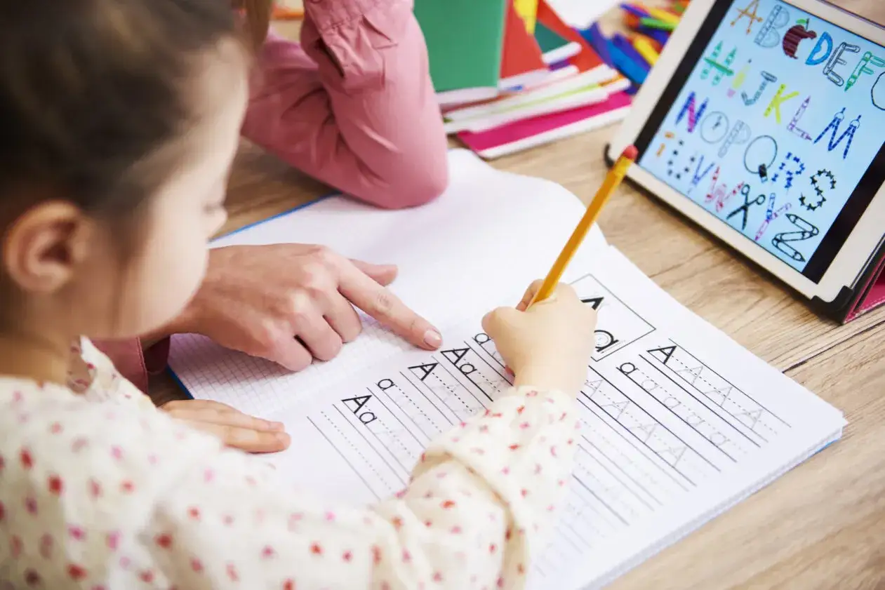 uczeń pisze egzamin w oddzielnej sali, egzamin ósmoklasisty matura dysleksja