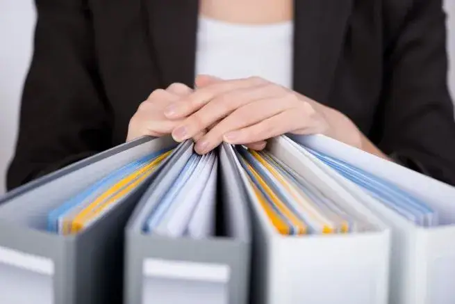 Uczeń podpisujący dokumenty w szkole